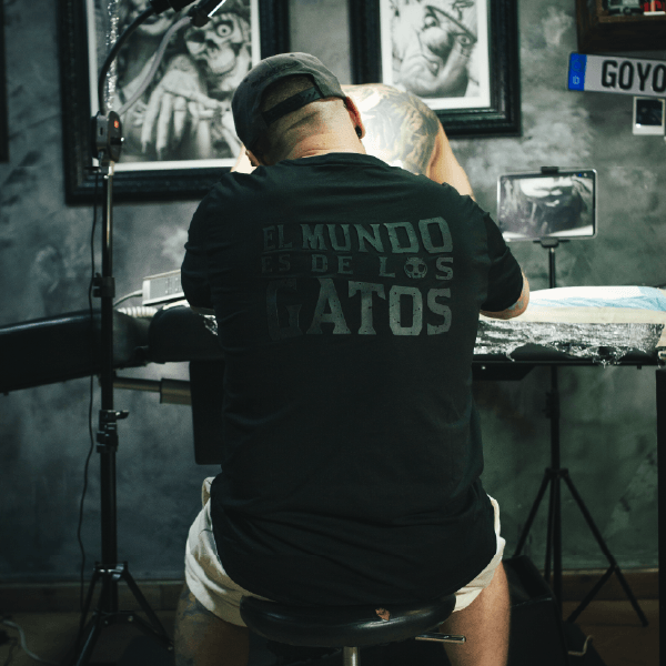 CAMISETA NEGRA EL MUNDO ES DE LOS GATOS