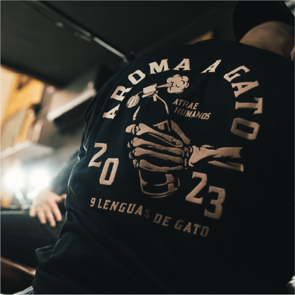 CAMISETA NEGRA AROMA A GATO