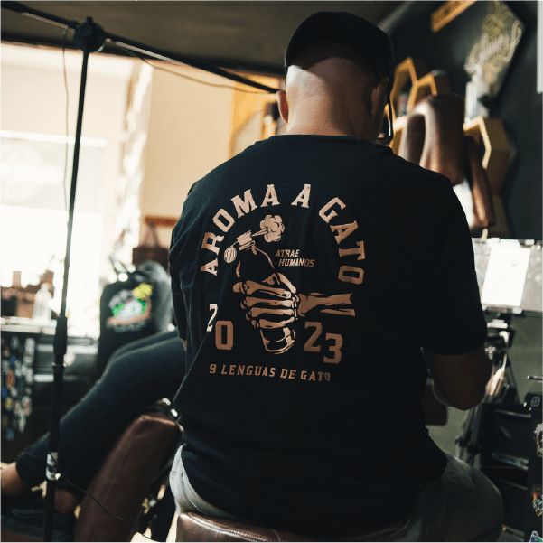 CAMISETA NEGRA AROMA A GATO - Imagen 3