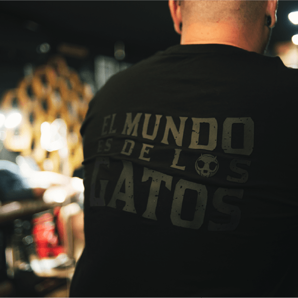 CAMISETA NEGRA EL MUNDO ES DE LOS GATOS - Imagen 3