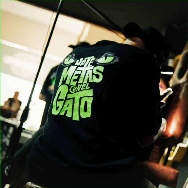CAMISETA NEGRA NO TE METAS CON EL GATO
